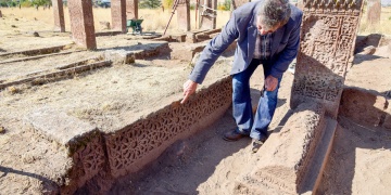 Ahlat Selçuklu mezarlığında yeni mezar ve sonsuzluk motifleri bulundu