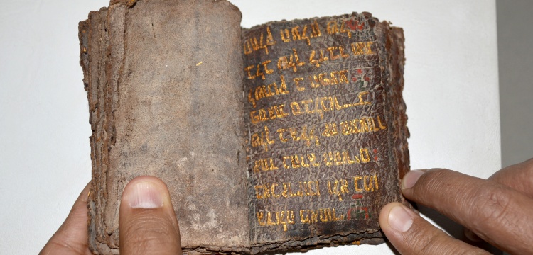 700 yıllık altın yazmalı Tevrat satarken yakalandılar