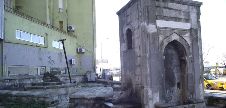 Kadıköy'deki tarihi çeşme restorasyon için yıkıldı!