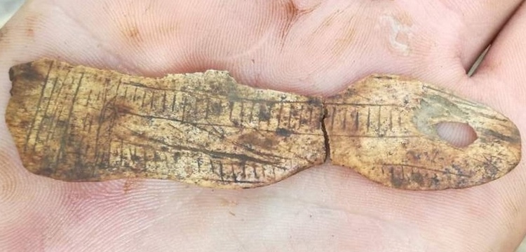 Hırvatistan'da 15.000 yıllık kadın figürlü kemik takı bulundu