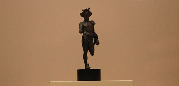 Tarlada bulduğu tarihi heykeli müzeye veren çiftçi ödüllendirildi