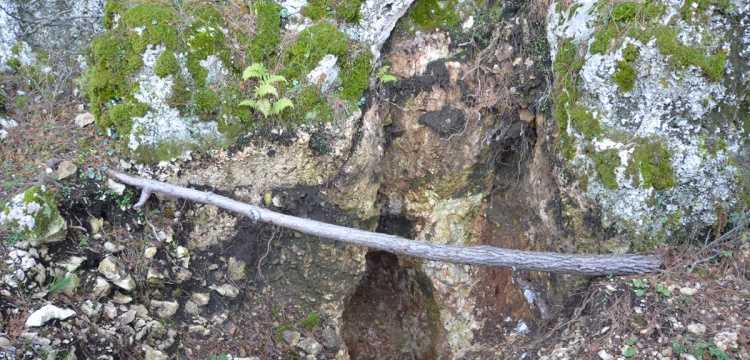 Defineciler Akseki'de kaya mezarlarını matkapla parçaladı
