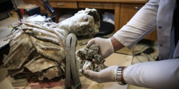 Arkeolojinin doktorları tarihi eserleri ayağa kaldırıyor
