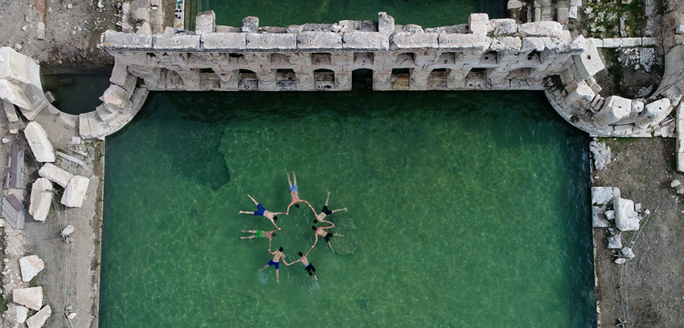 2 bin yıllık Roma hamamında kışın yüzme keyfi