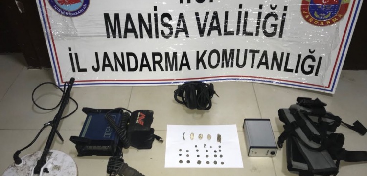 Manisa'da bir araçta 27 tarihi obje yakalandı