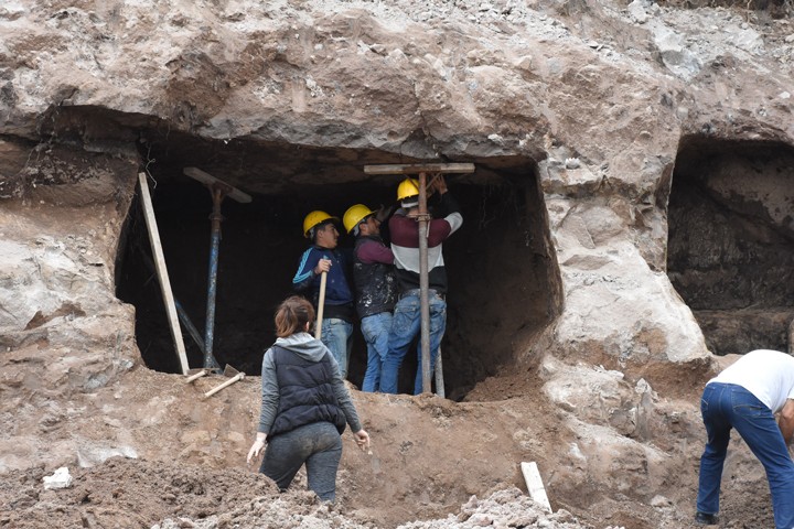 Bodrum'da inşaat kazısında kaya mezarları bulundu