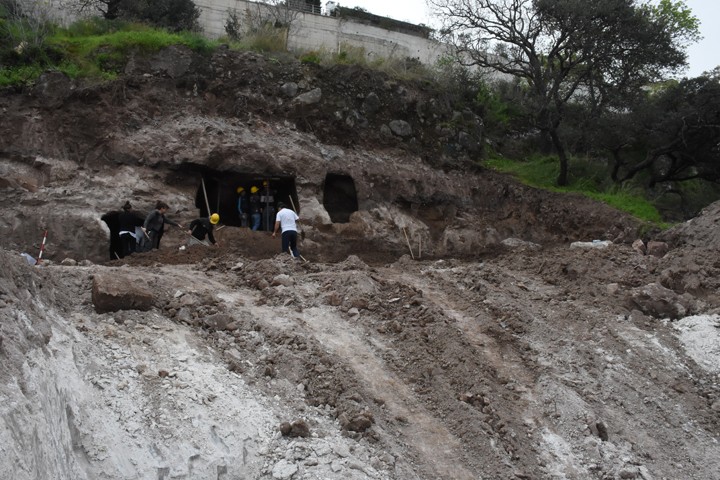 Bodrum'da inşaat kazısında kaya mezarları bulundu