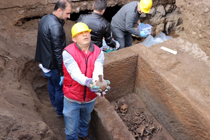 Kayseri'de kaçak kazıda bulunan lahit açıldı