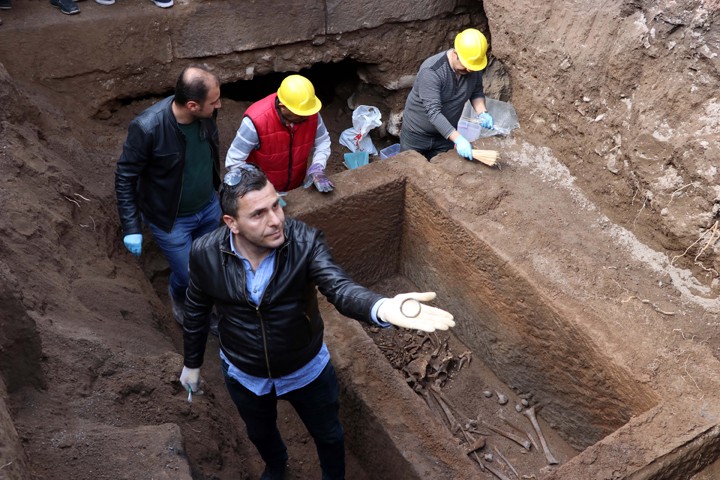 Kayseri'de kaçak kazıda bulunan lahit açıldı