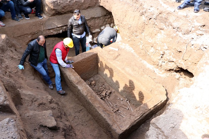 Kayseri'de kaçak kazıda bulunan lahit açıldı