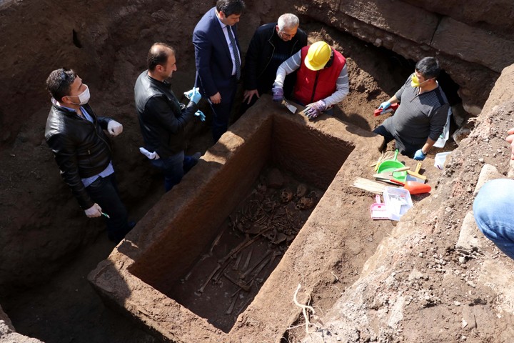 Kayseri'de kaçak kazıda bulunan lahit açıldı