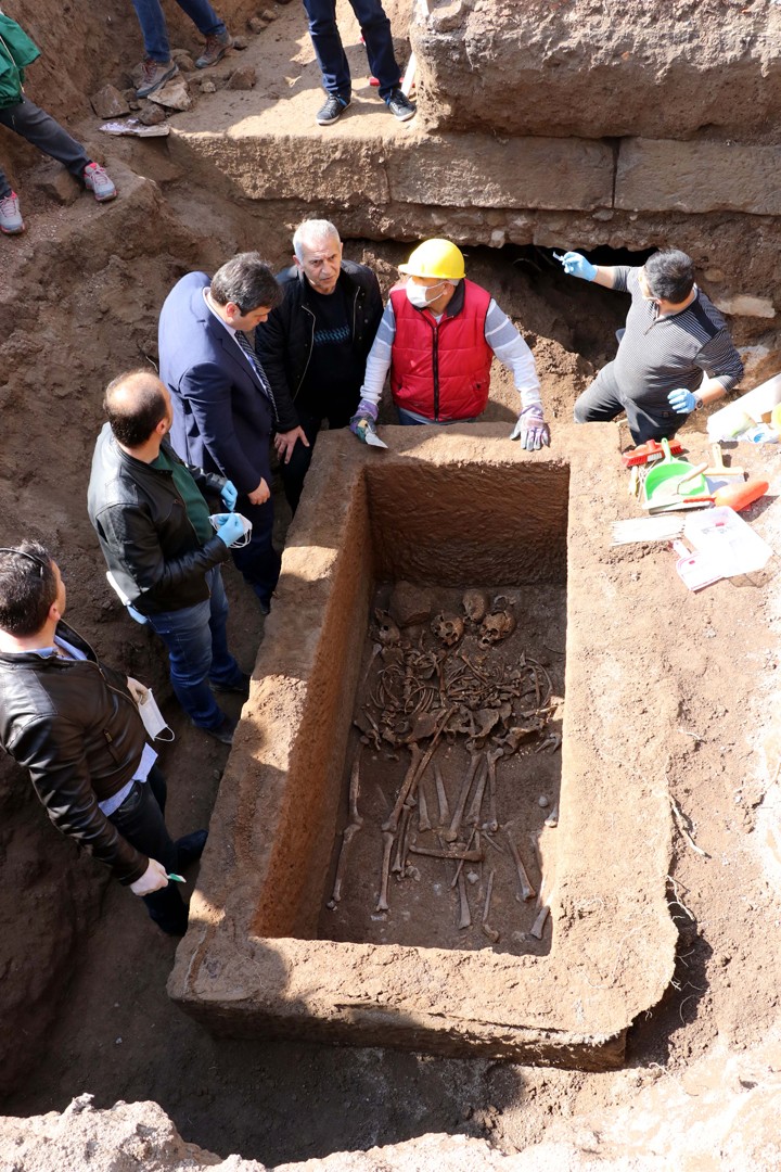 Kayseri'de kaçak kazıda bulunan lahit açıldı