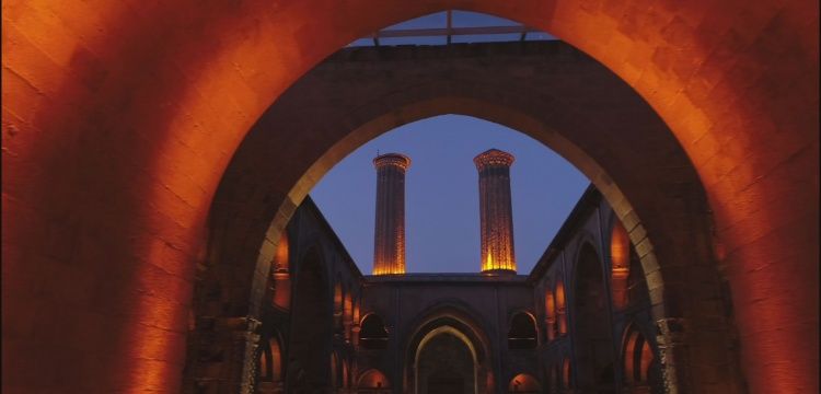 Anadolu Türk Mimarisinde taç kapılı medreseler
