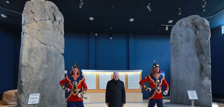 Başbakan Yıldırım Orhun Anıtları'yla poz verdi