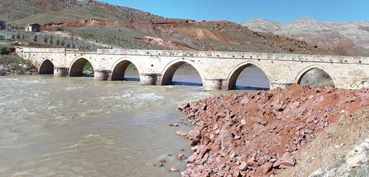 Defineci efsanesi tarihi köprüyü ulaşıma kapattırdı