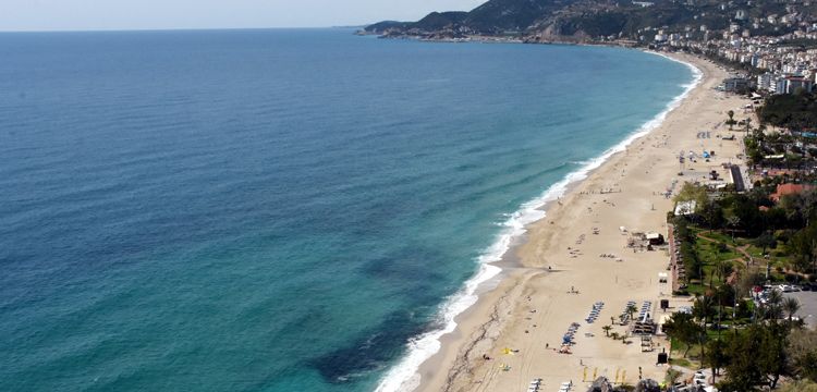 Avrupalılar Alanya'daki Kleopatra Plajına baylıyor