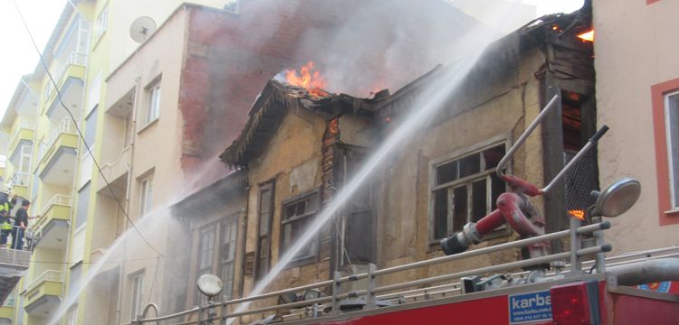 Sandıklı'da iki katlı tarihi binada yangın çıktı