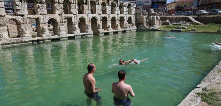 Yozgat Valisi  2 bin yıllık Roma Hamamında yüzdü