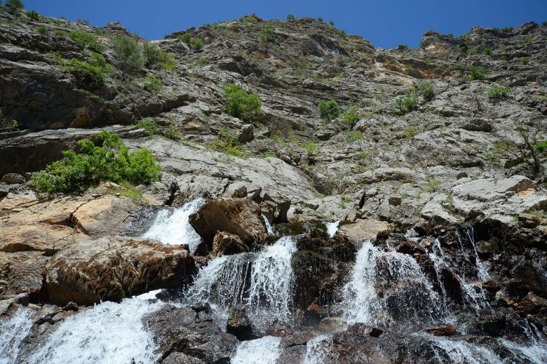 Bitlis'teki Hamam Dağının doğa harikası mağaraları