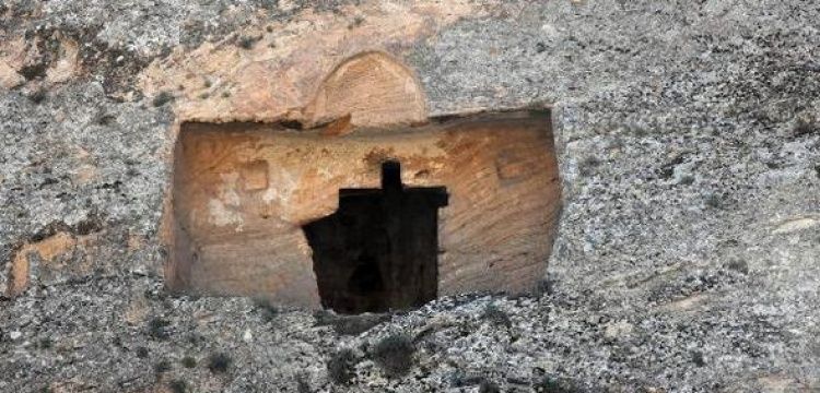 Sivas Kalın Kanyon'daki kaya mezarları kaderine terk edildi