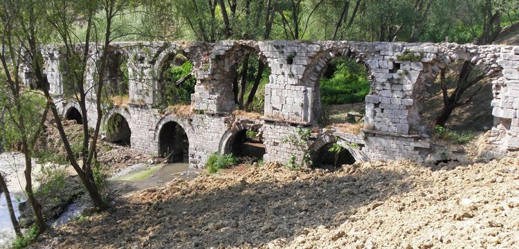 Taş hırsızları Bayrampaşa'daki tarihi Ali Paşa Kemeri'ni yağmalıyor
