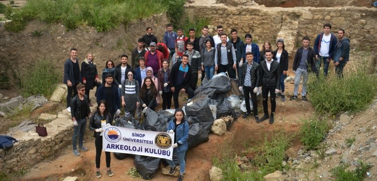 Arkeoloji Kulübü üyeleri çevre temizliği yaptı