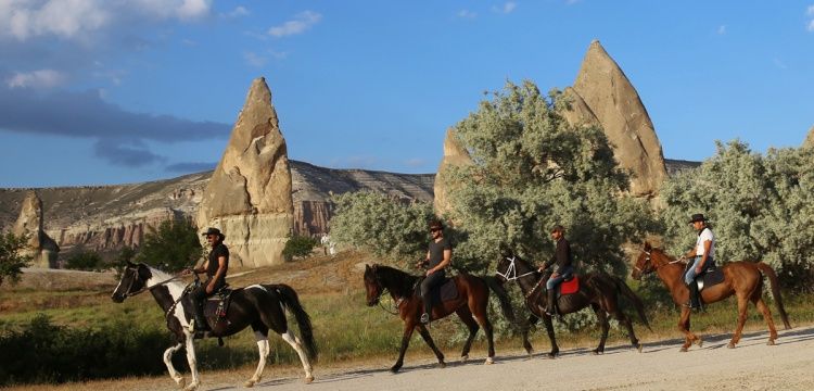 Kapadokya atlı turizminin Türk İşi kovboyu