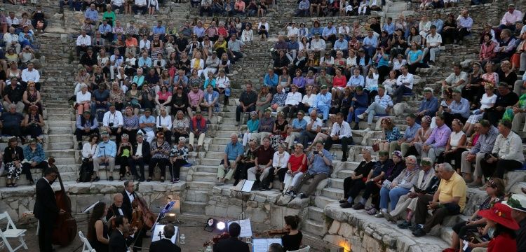 Efes Antik Tiyatrosunda Turistlere Klasik Müzik Ziyafeti