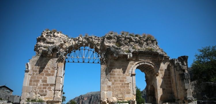 Anavarzadaki zafer takını herkes görmeli