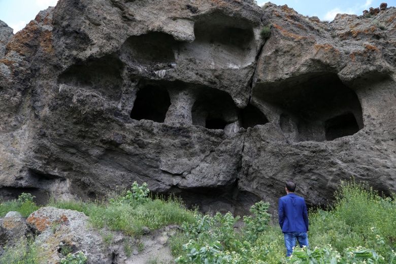 Erzurum'da  defineciler antik kaya mezarları tahrip etti