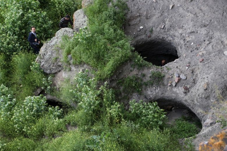 Erzurum'da  defineciler antik kaya mezarları tahrip etti