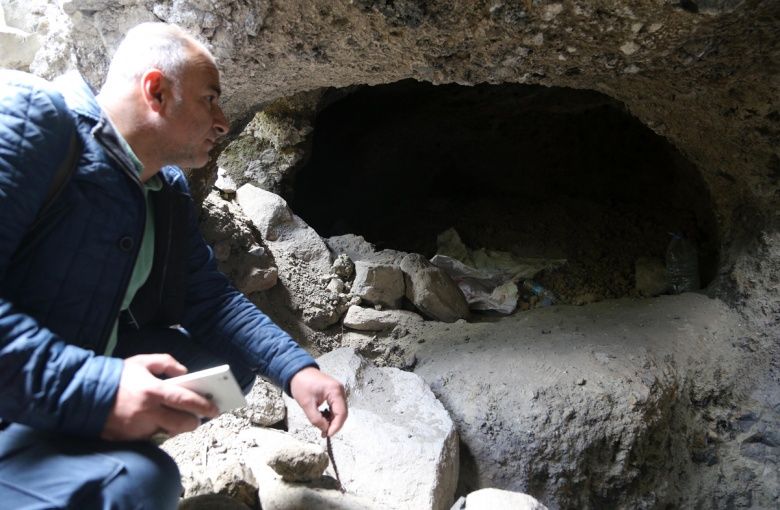 Erzurum'da  defineciler antik kaya mezarları tahrip etti