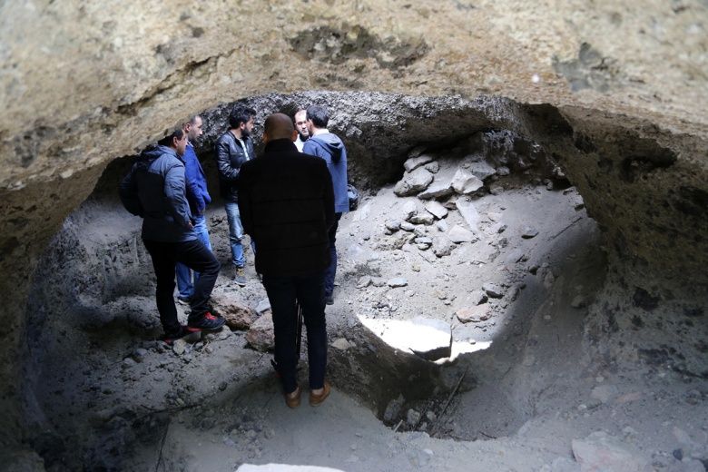 Erzurum'da  defineciler antik kaya mezarları tahrip etti