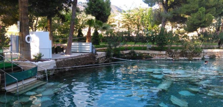 Denizli Valisi: Pamukkale'deki antik havuzda tahribat yok