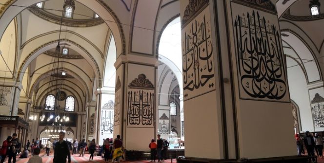 Bursa Ulu Camii hat müzesini andırıyor