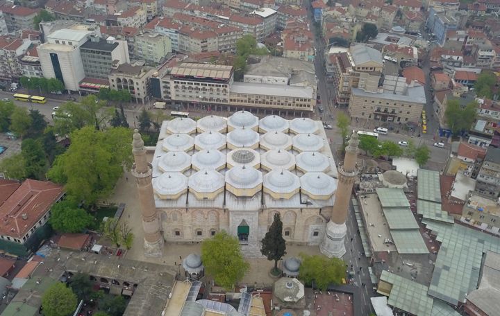 Bursa Ulu Camii hat müzesini andırıyor