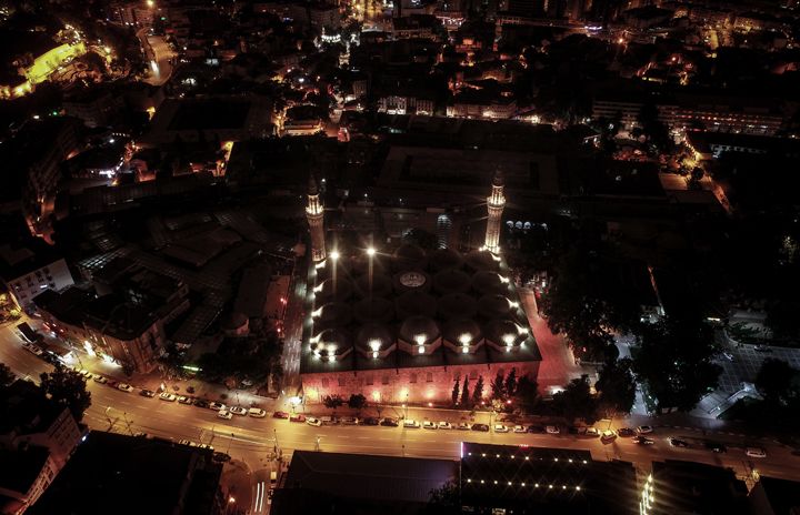 Bursa Ulu Camii hat müzesini andırıyor