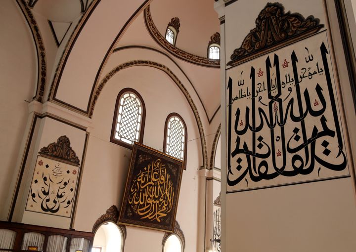 Bursa Ulu Camii hat müzesini andırıyor