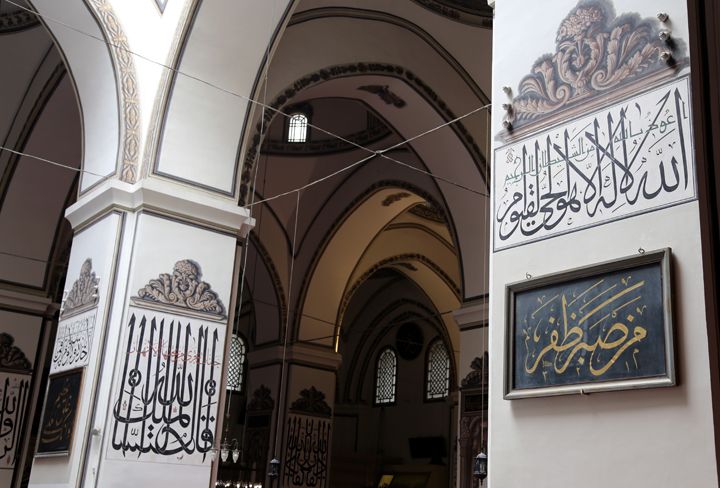 Bursa Ulu Camii hat müzesini andırıyor