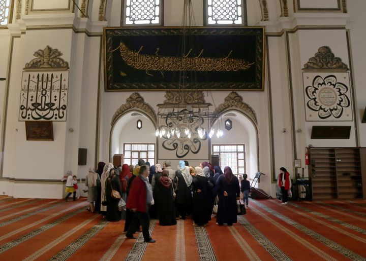 Bursa Ulu Camii hat müzesini andırıyor