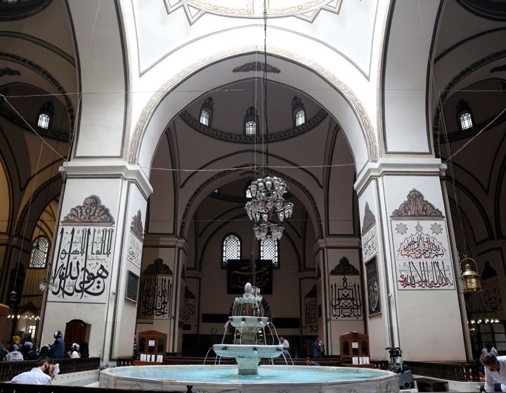 Bursa Ulu Camii hat müzesini andırıyor