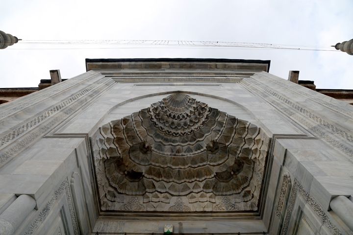 Bursa Ulu Camii hat müzesini andırıyor