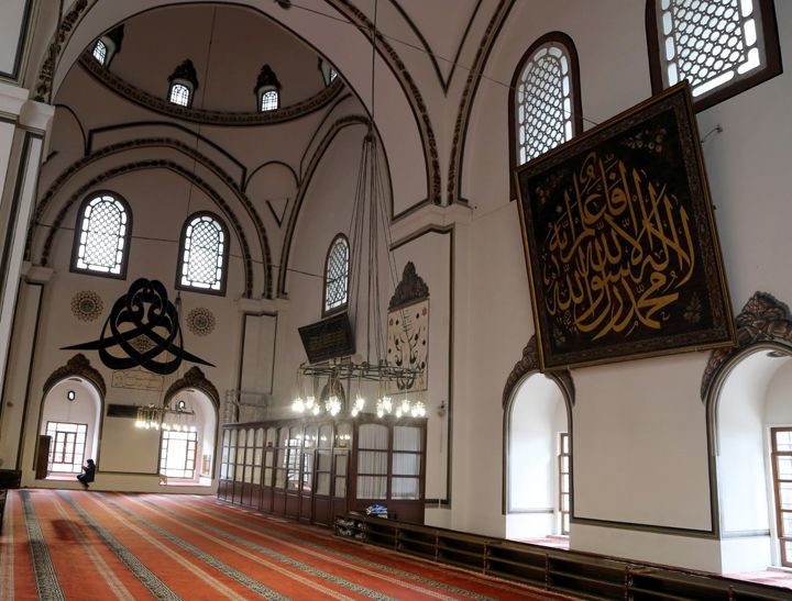 Bursa Ulu Camii hat müzesini andırıyor