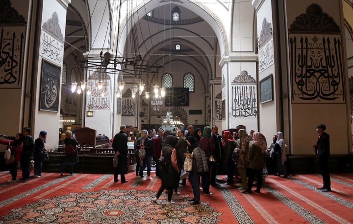 Bursa Ulu Camii hat müzesini andırıyor