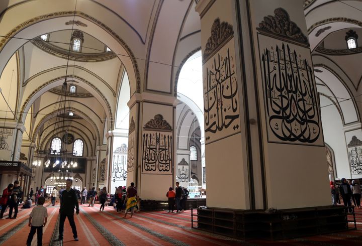 Bursa Ulu Camii hat müzesini andırıyor