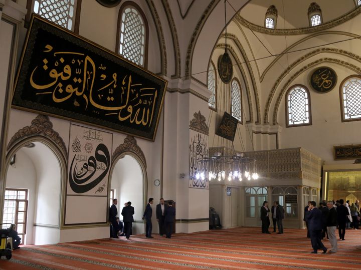 Bursa Ulu Camii hat müzesini andırıyor