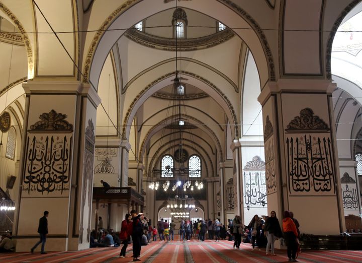 Bursa Ulu Camii hat müzesini andırıyor