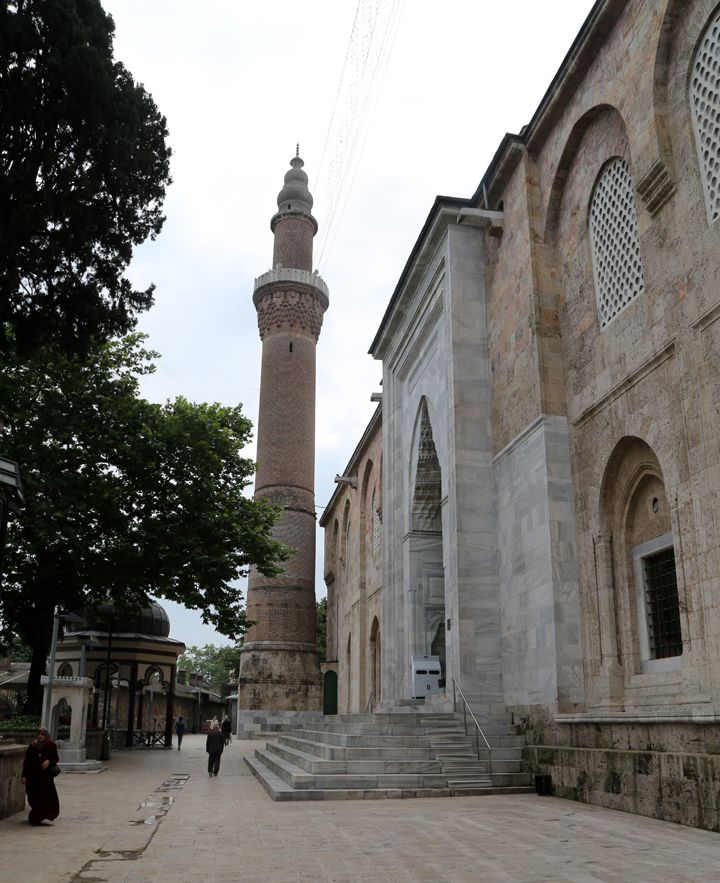 Bursa Ulu Camii hat müzesini andırıyor