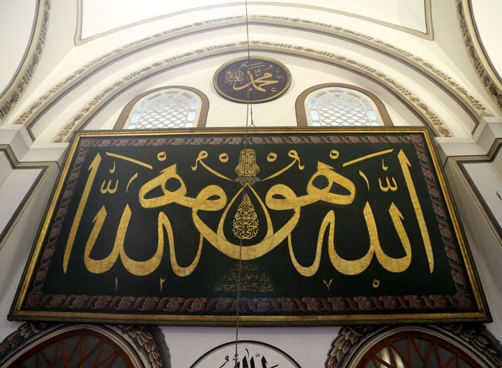 Bursa Ulu Camii hat müzesini andırıyor