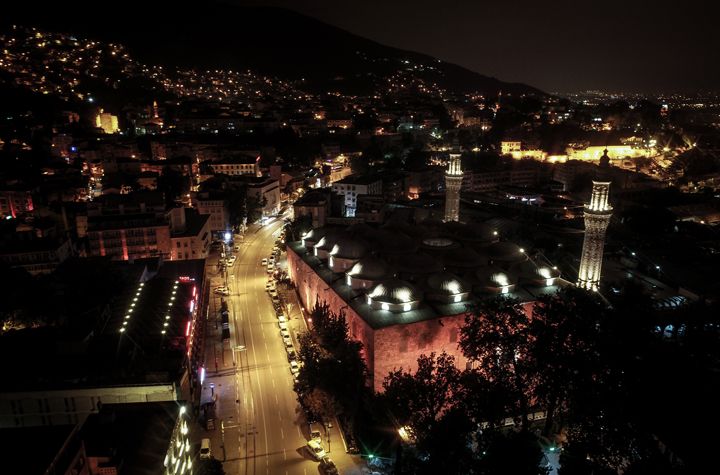 Bursa Ulu Camii hat müzesini andırıyor